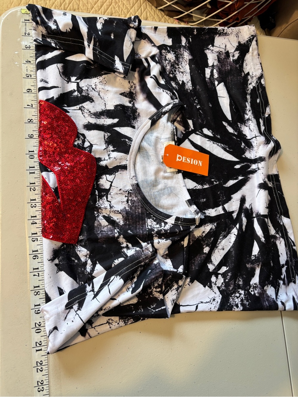 Graphic Tee Red Sequin Lips Size Large Black White Red Edgy Glam Artsy Going Out - Picture 4 of 7